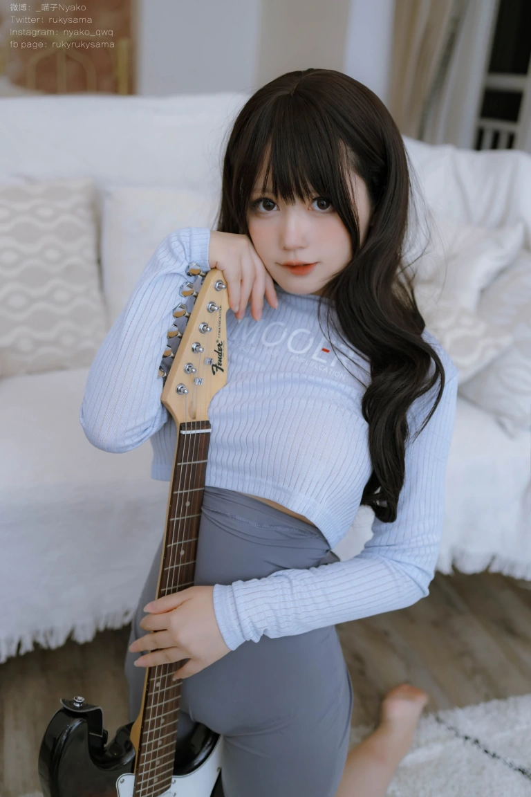 《吉他妹妹连衣裙》｜Nyako喵子 · 71张写真、1 个视频