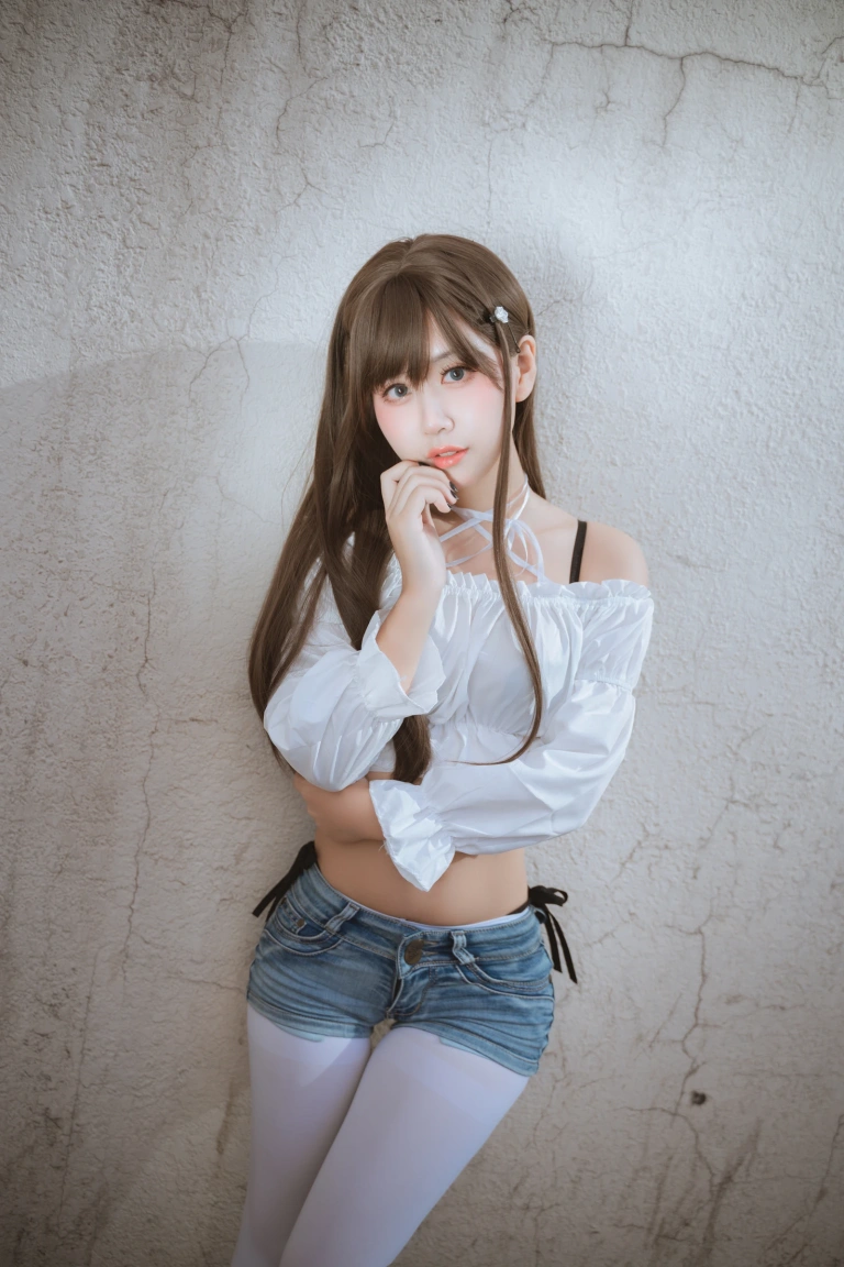 《邻家小恶魔》｜萌芽儿o0 · 47张写真、1 个视频