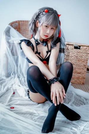 《黑婚纱 玫瑰内衣》｜萌芽儿o0 · 24张写真