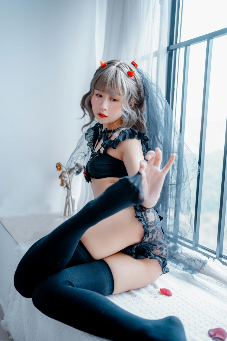 《黑婚纱 玫瑰内衣》｜萌芽儿o0 · 24张写真