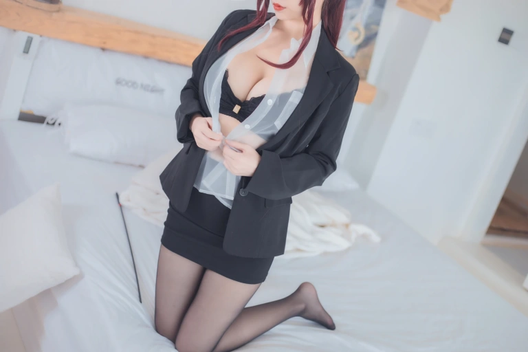 《七夕月球女友》｜rioko凉凉子 · 42张写真、2 个视频
