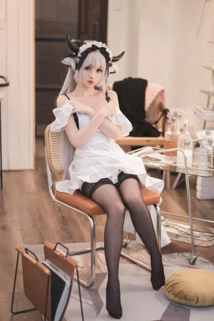 《贴心的牛奶女仆》｜rioko凉凉子 · 45张写真