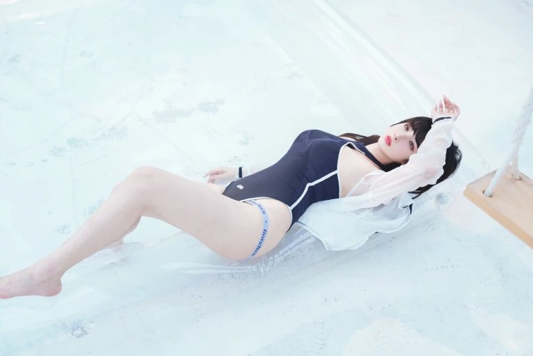 《天台竞泳》｜rioko凉凉子 · 50张写真、1 个视频