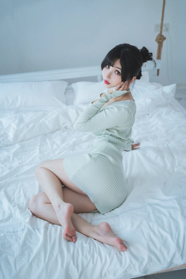 《人妻毛衣》｜rioko凉凉子 · 54张写真