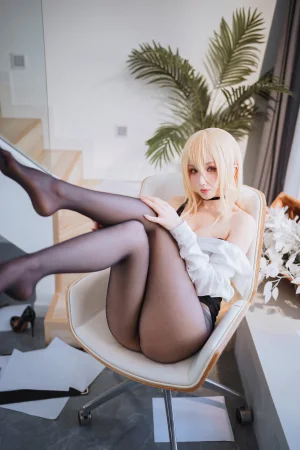 《办公室的意外（怨仇制服套装）》｜rioko凉凉子 · 35张写真