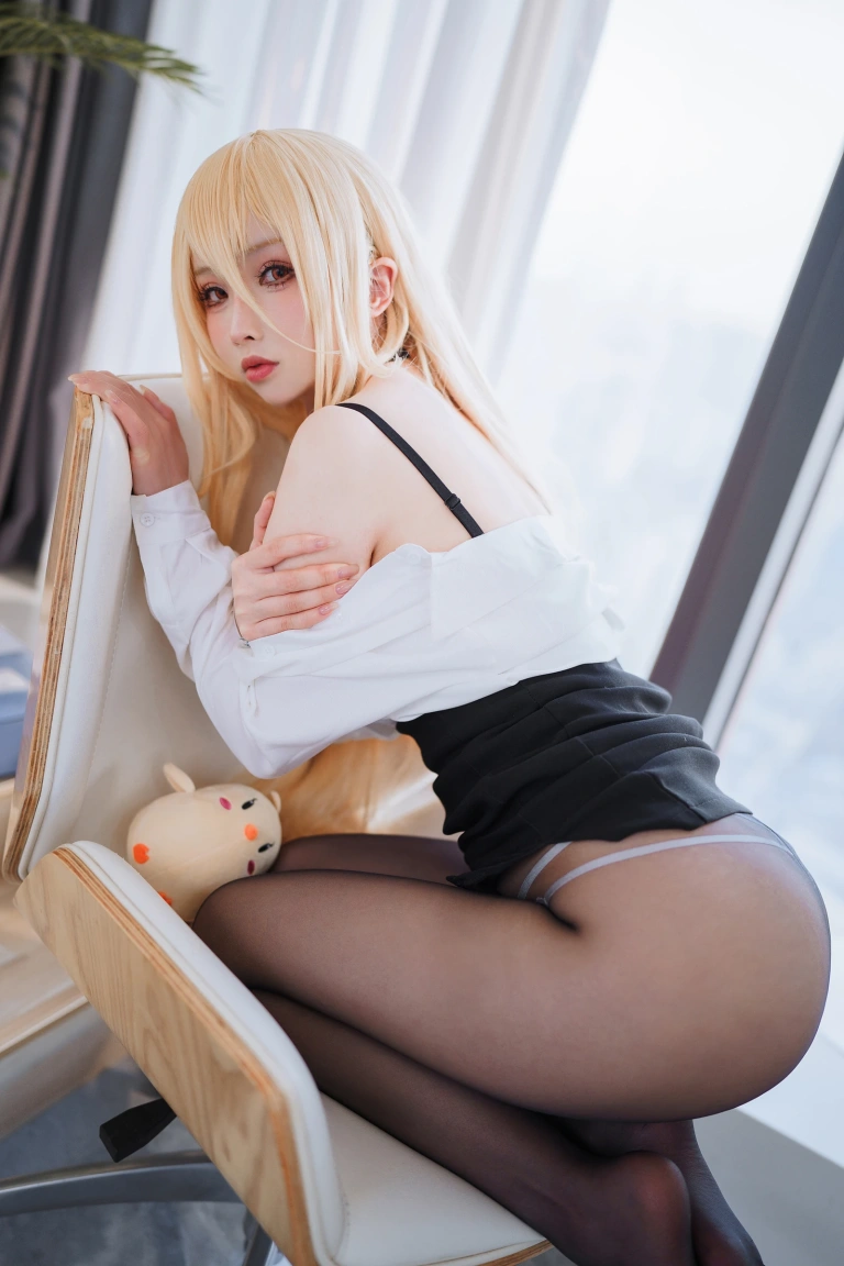 《办公室的意外（怨仇制服套装）》｜rioko凉凉子 · 35张写真