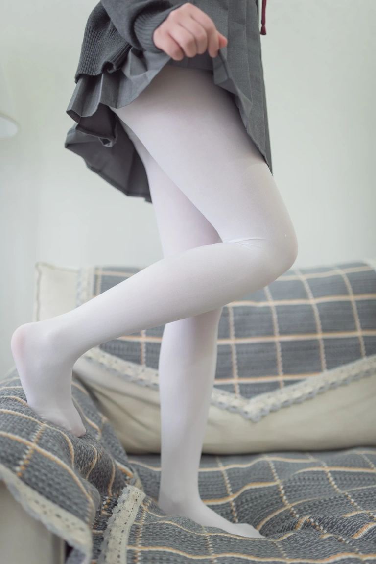 《JK白丝纯腿》｜雪琪SAMA · 46张写真