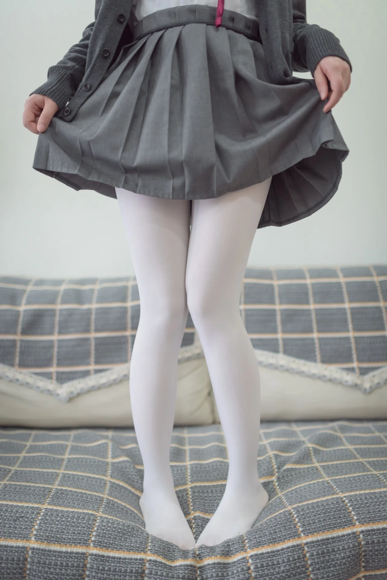 《JK白丝纯腿》｜雪琪SAMA · 46张写真