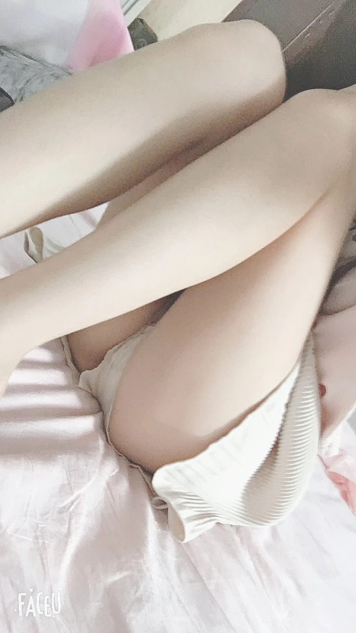 《裸足福利》｜雪琪SAMA · 10张写真、1 个视频