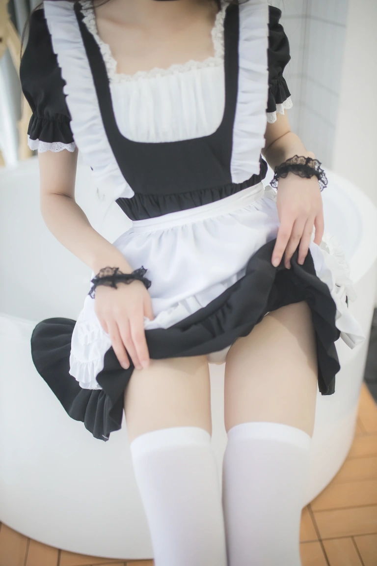 《女仆普通版》｜雪琪SAMA · 30张写真