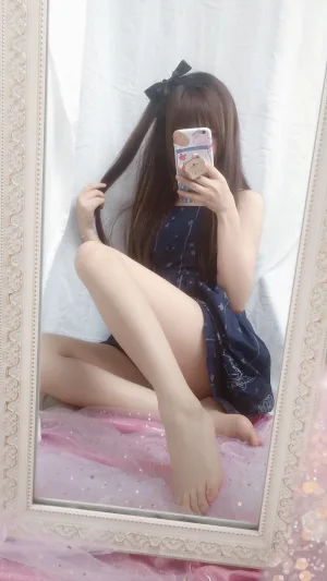 《自拍足控》｜雪琪SAMA · 15张写真、4 个视频