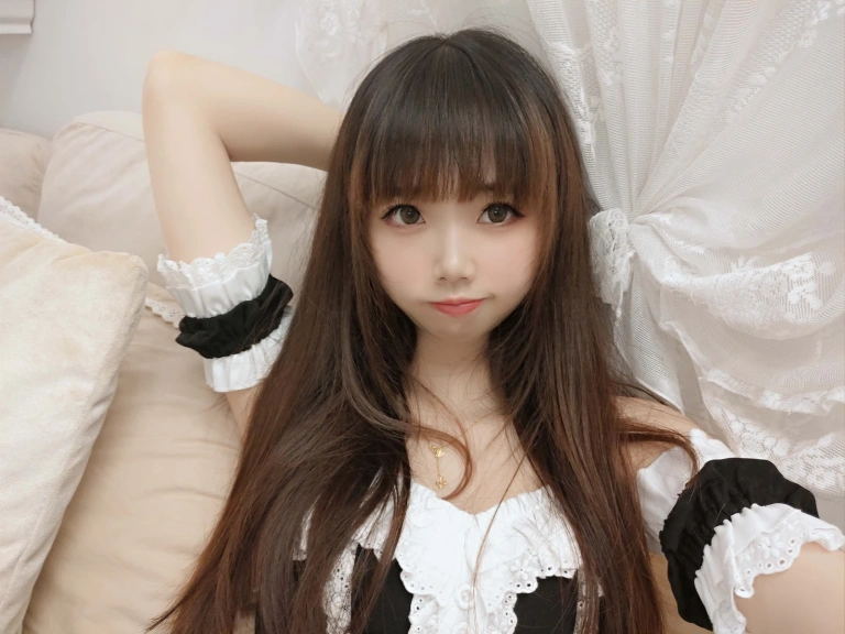 《对镜女仆》｜雪琪SAMA · 28张写真、2 个视频