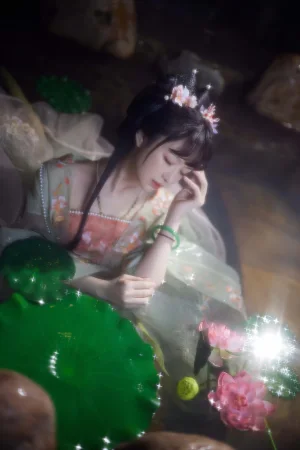 《不早朝》｜Shika小鹿鹿 · 28张写真、1 个视频