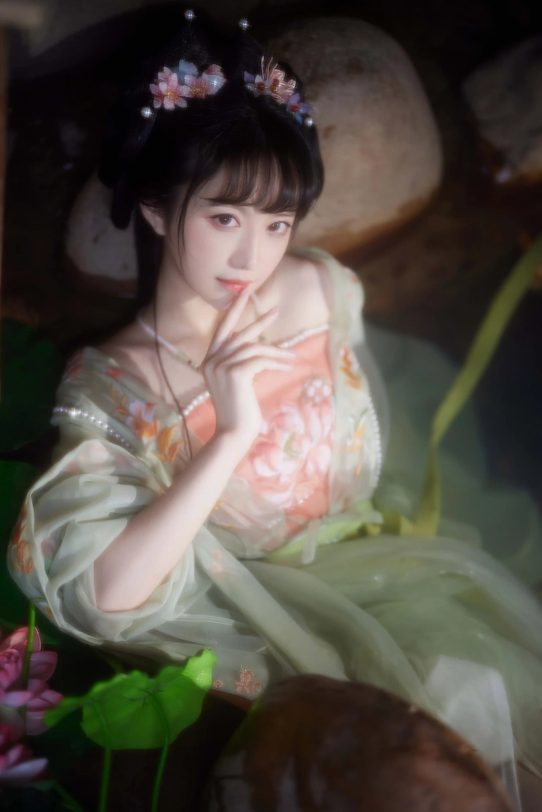 《不早朝》｜Shika小鹿鹿 · 28张写真、1 个视频