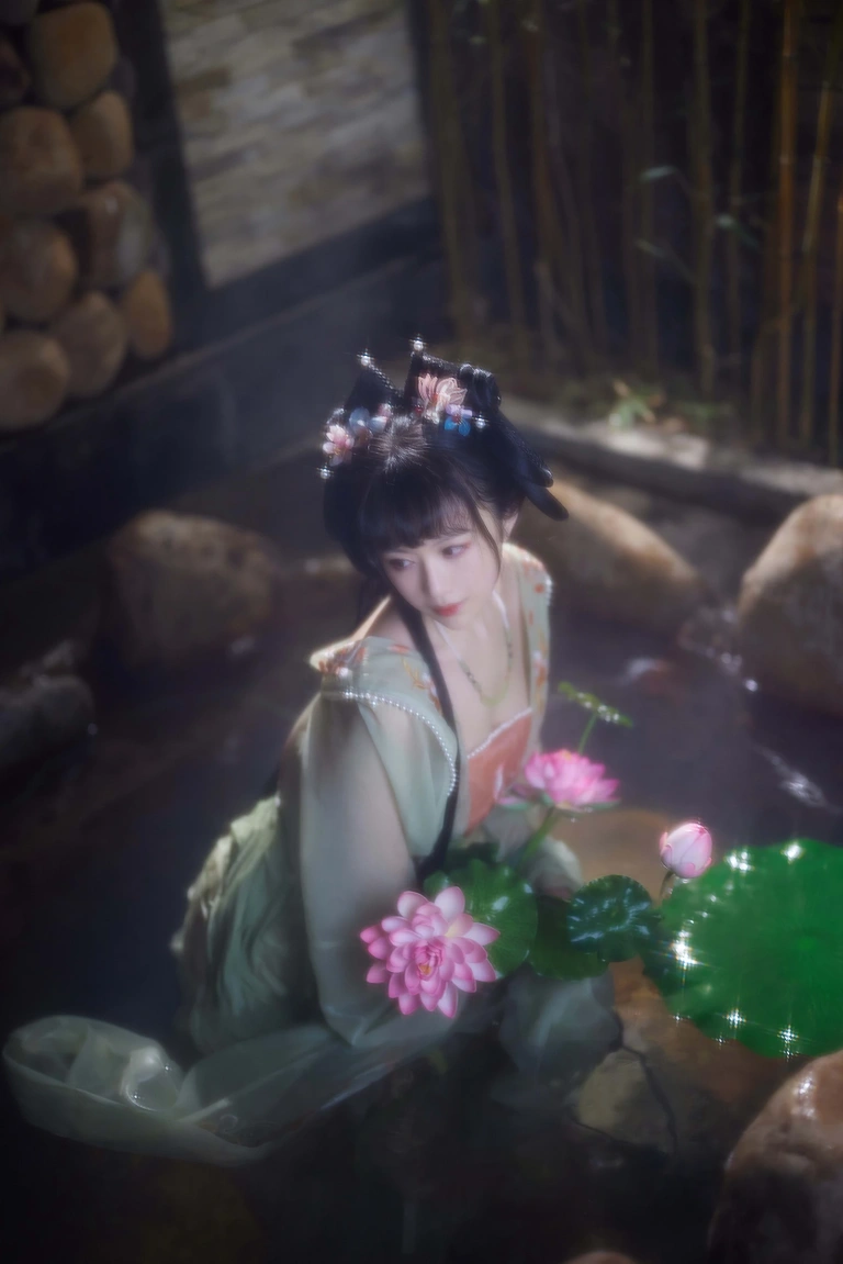 《不早朝》｜Shika小鹿鹿 · 28张写真、1 个视频
