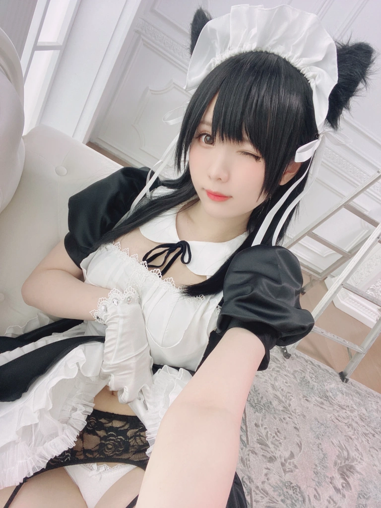 《爱宕女仆》｜霜月shimo · 16张写真、2 个视频