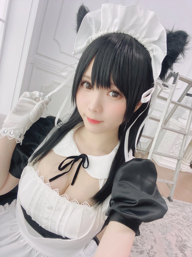 《爱宕女仆》｜霜月shimo · 16张写真、2 个视频
