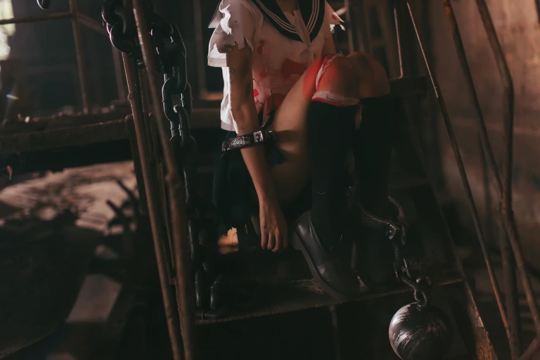 《VOL.01 制服写真集 血腥JK（被囚禁的少女）》｜疯猫ss · 28张写真