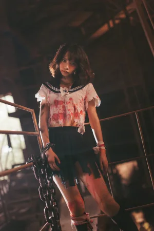 《VOL.01 制服写真集 血腥JK（被囚禁的少女）》｜疯猫ss · 28张写真