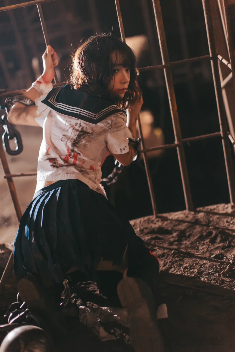 《VOL.01 制服写真集 血腥JK（被囚禁的少女）》｜疯猫ss · 28张写真