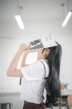 《VOL.02 制服写真集 棕裙》｜疯猫ss · 22张写真