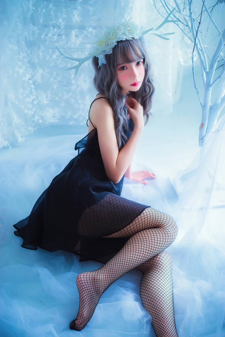 《黑裙网袜》｜疯猫ss · 25张写真