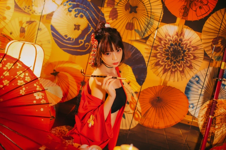 《红色羽衣》｜疯猫ss · 15张写真