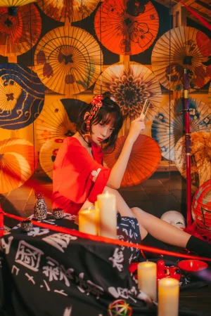 《红色羽衣》｜疯猫ss · 15张写真
