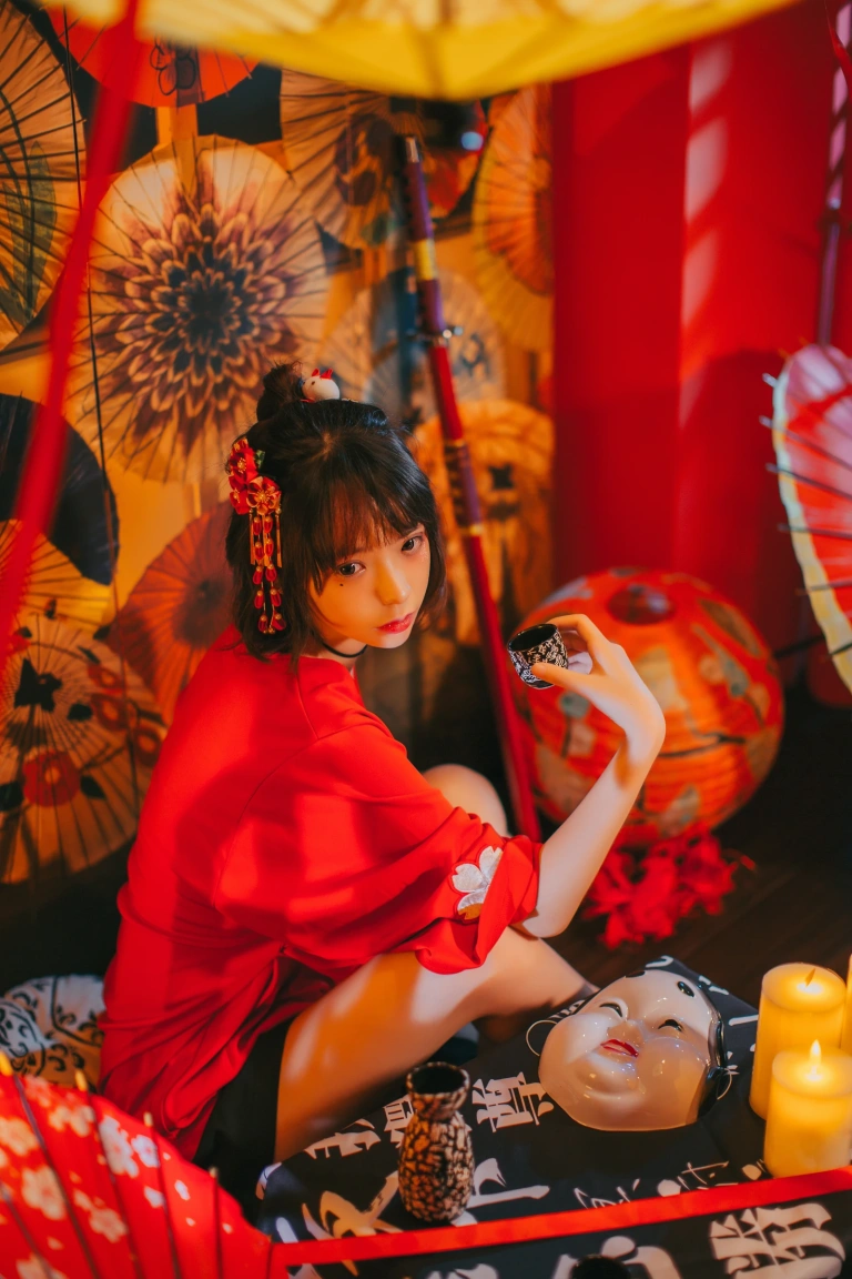 《红色羽衣》｜疯猫ss · 15张写真