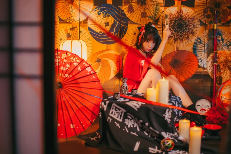 《红色羽衣》｜疯猫ss · 15张写真