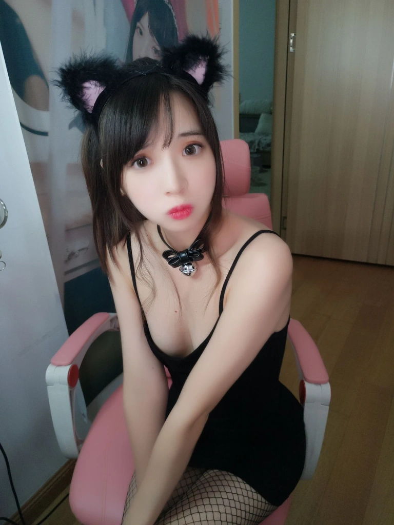 《直播自拍》｜疯猫ss · 40张写真
