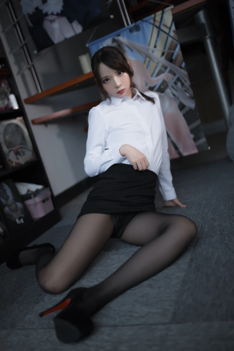 《职业装》｜疯猫ss · 30张写真