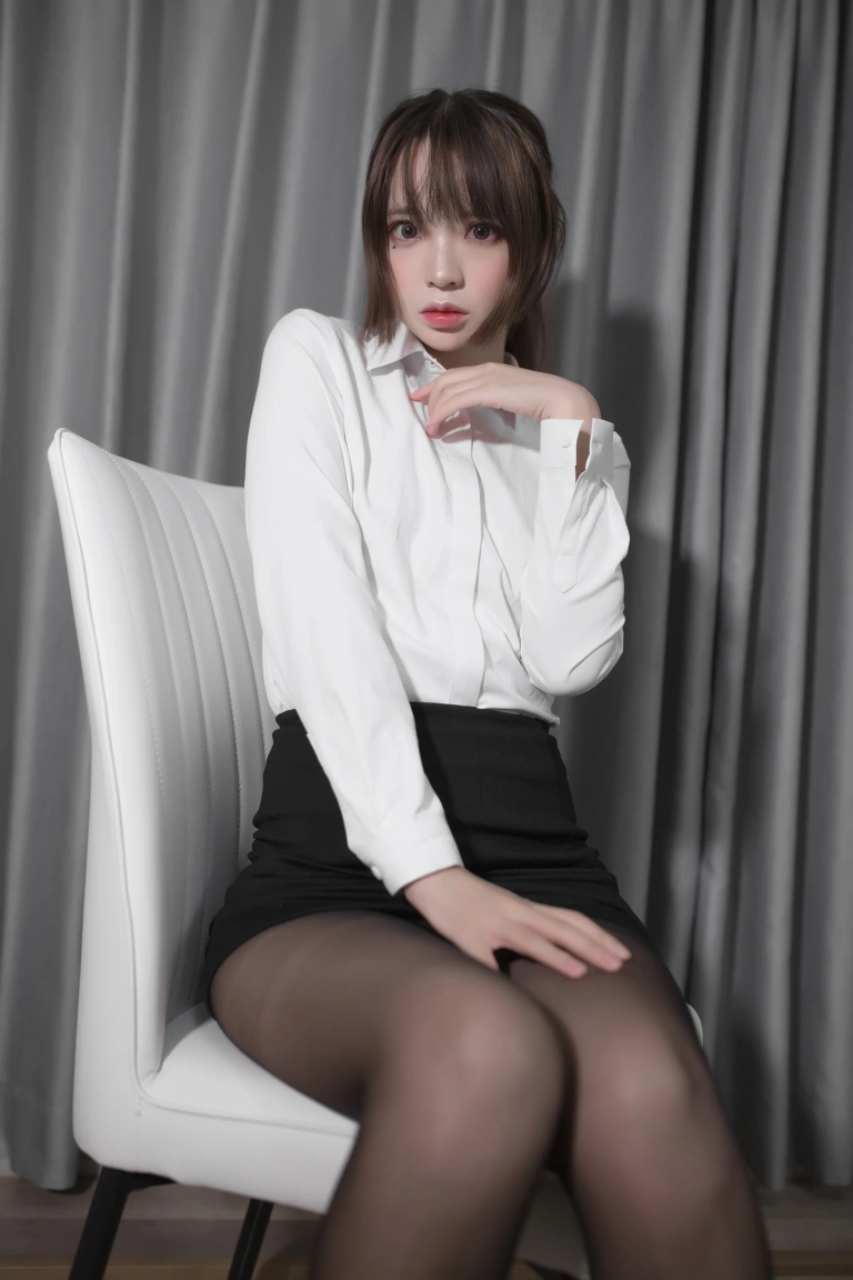 《职业装2》｜疯猫ss · 21张写真