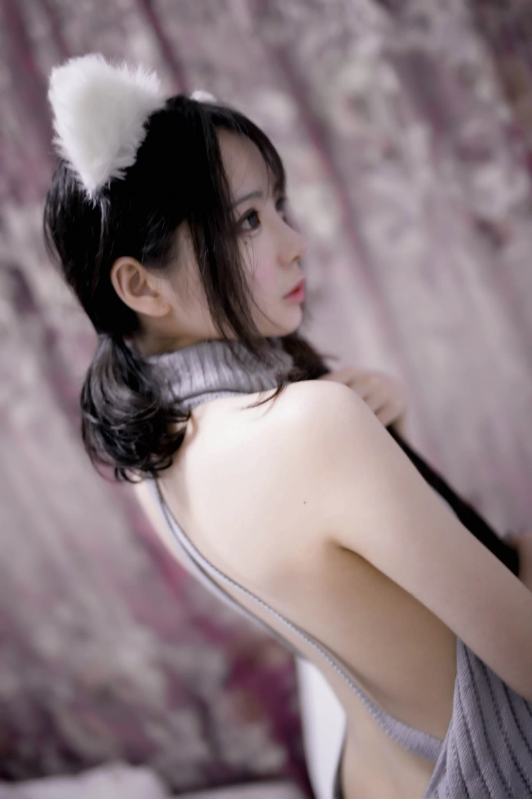 《露背毛衣》｜疯猫ss · 16张写真