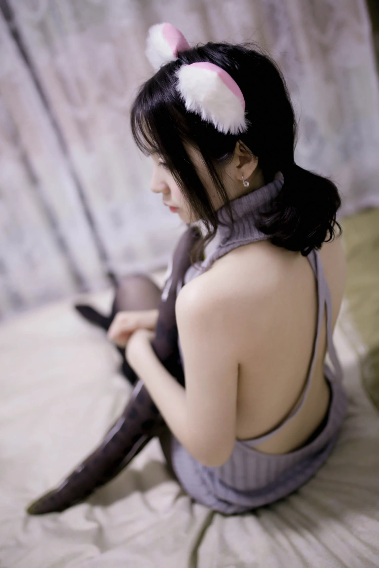 《露背毛衣》｜疯猫ss · 16张写真