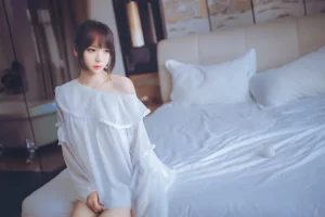 《白色睡衣》｜疯猫ss · 24张写真