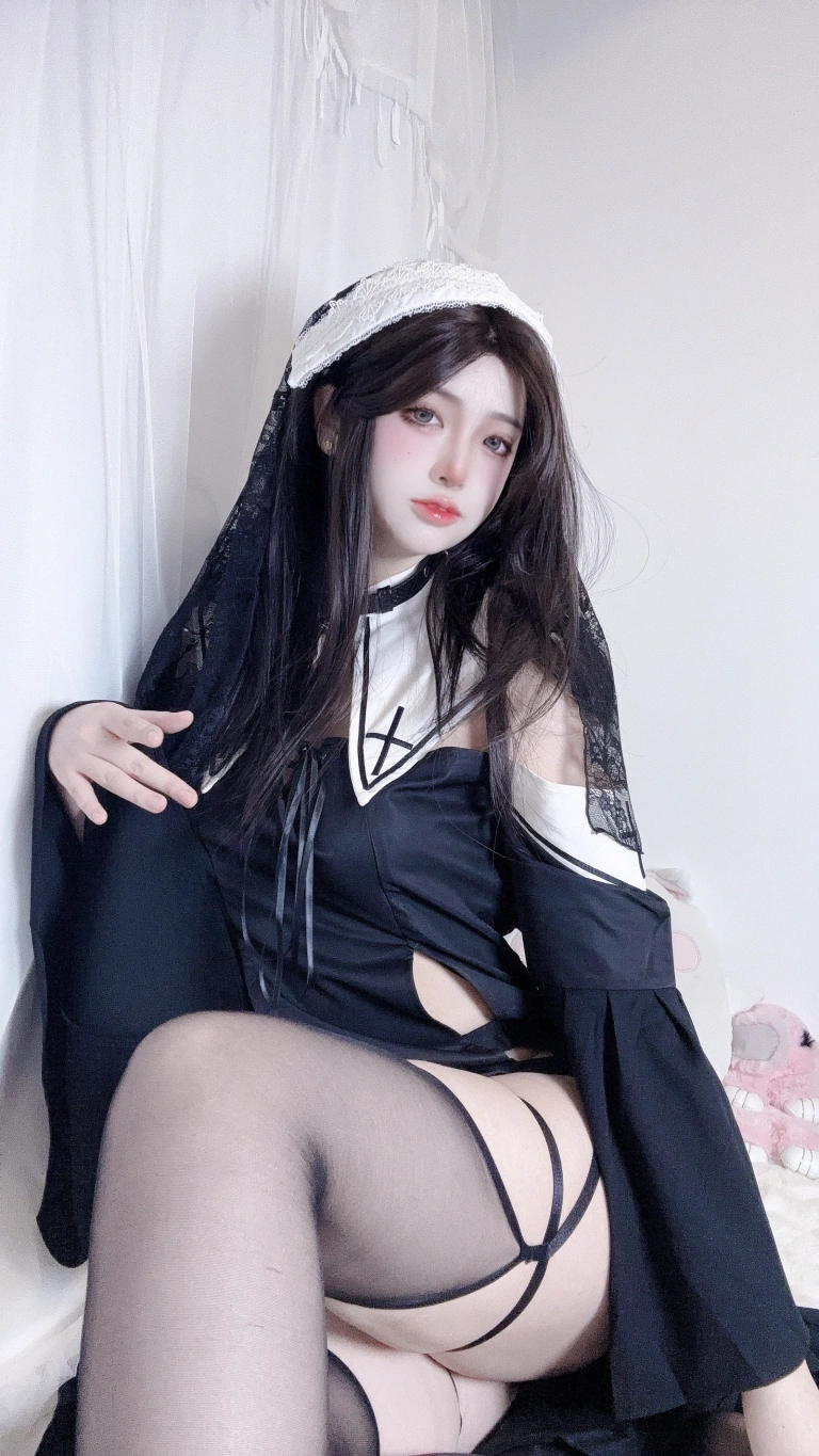 《修女自拍》｜疯猫ss · 21张写真