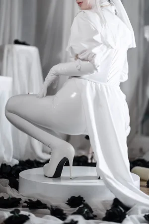 《纯白修女》｜樱落酱w · 45张写真
