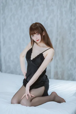 《黑丝睡衣》｜封疆疆v · 32张写真