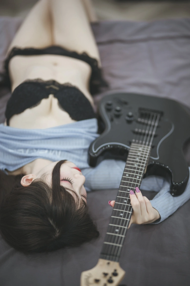 《吉他妹妹》｜封疆疆v · 40张写真