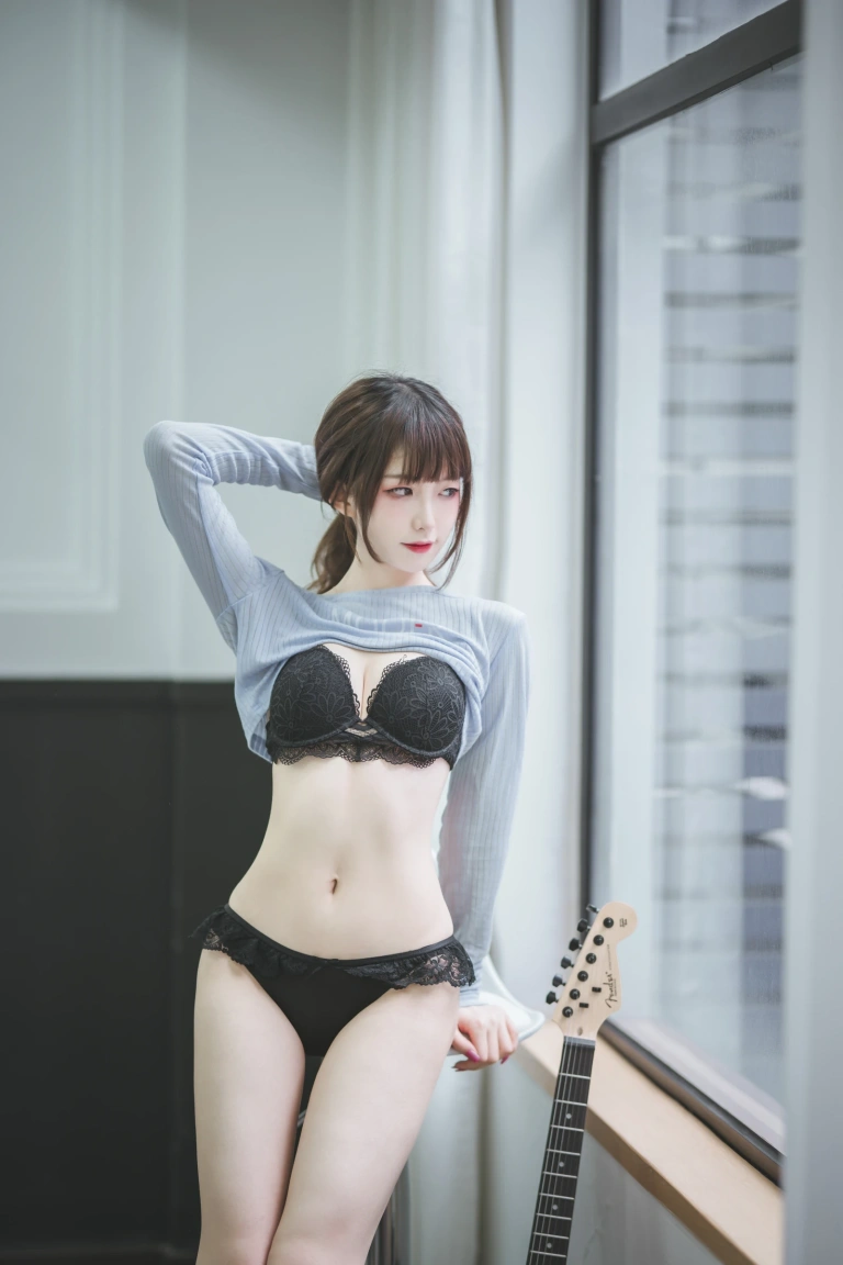 《吉他妹妹》｜封疆疆v · 40张写真