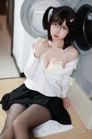 《眼镜妹妹》｜洛桑w伊梓 · 32张写真