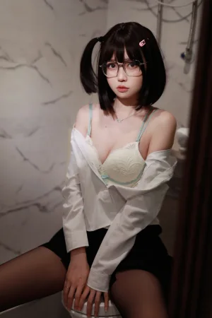 《眼镜妹妹》｜洛桑w伊梓 · 32张写真