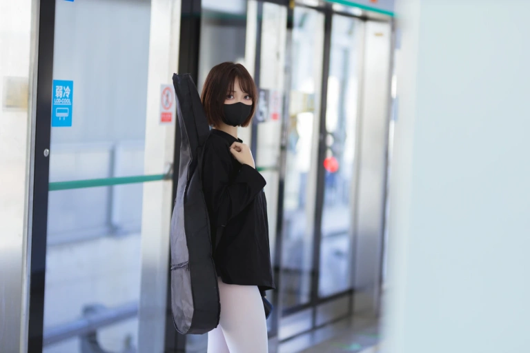 《升玖老师 地铁吉他》｜洛桑w伊梓 · 26张写真