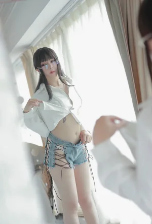 《创口贴OL》｜小容仔咕咕咕w · 36张写真、1 个视频