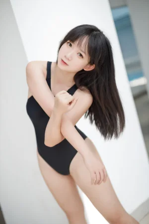 《泳池竞泳》｜樱落酱w · 32张写真