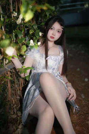 《春夏之交》｜洛桑w伊梓 · 45张写真
