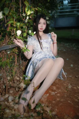 《春夏之交》｜洛桑w伊梓 · 45张写真