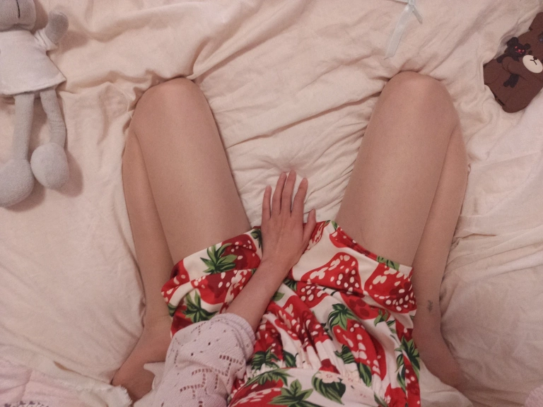 《肉丝踩玩偶带视频》｜眼酱大魔王w · 15张写真、3 个视频