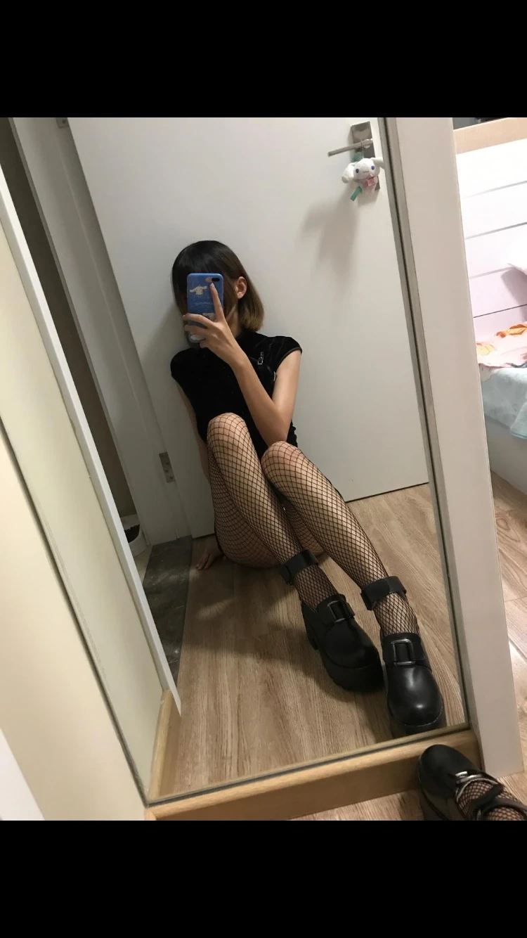 《网袜》｜眼酱大魔王w · 9张写真